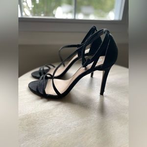 Says 5th Avenue black strappy heels.They are a size 11 women’s